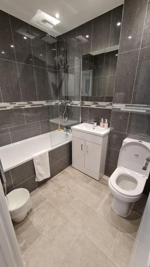 Cosy Flats Near Heathrow, Group Bookings Available With Parking Space Χάνσλοου Εξωτερικό φωτογραφία