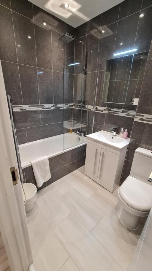 Cosy Flats Near Heathrow, Group Bookings Available With Parking Space Χάνσλοου Εξωτερικό φωτογραφία