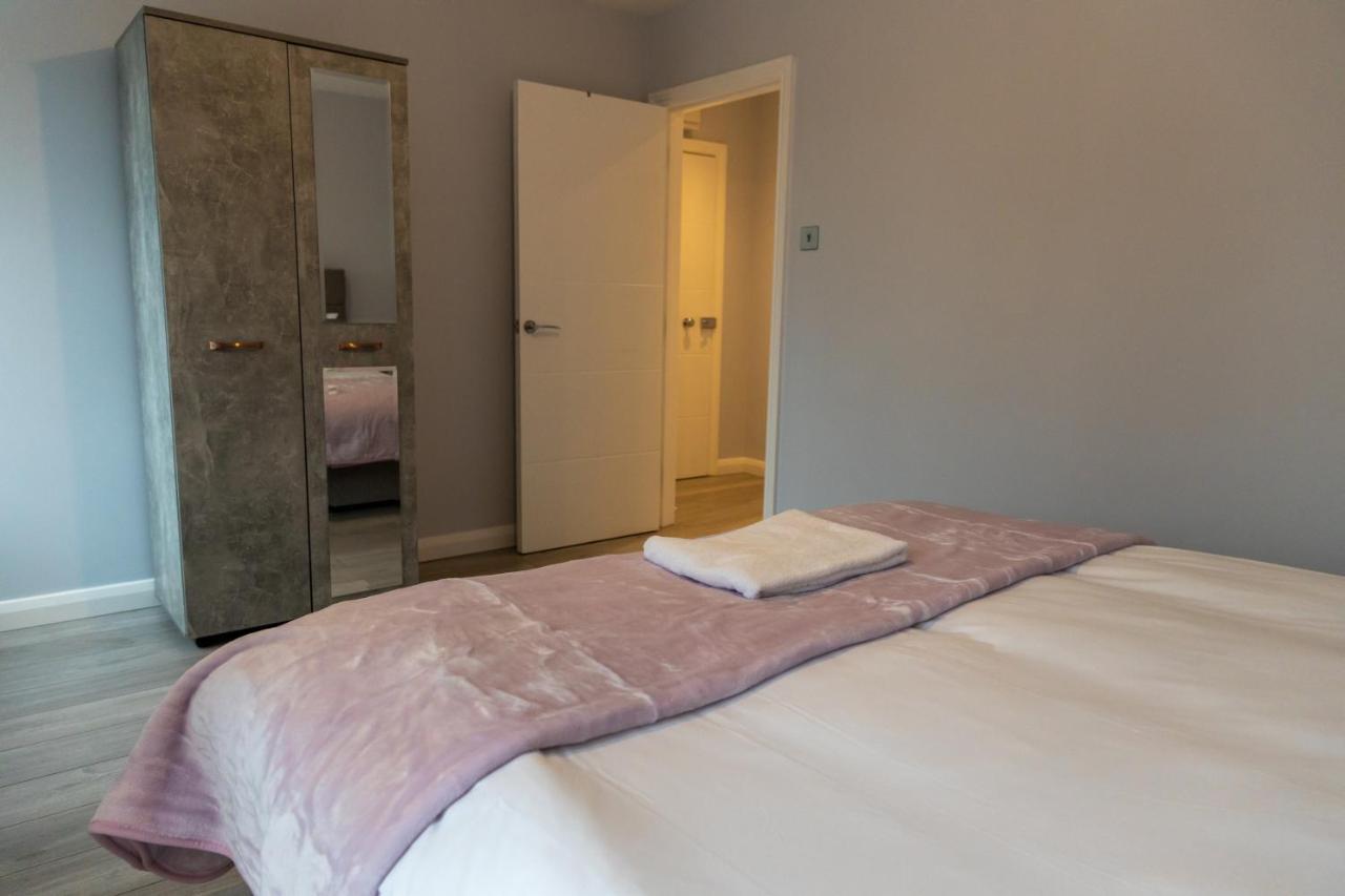 Cosy Flats Near Heathrow, Group Bookings Available With Parking Space Χάνσλοου Εξωτερικό φωτογραφία