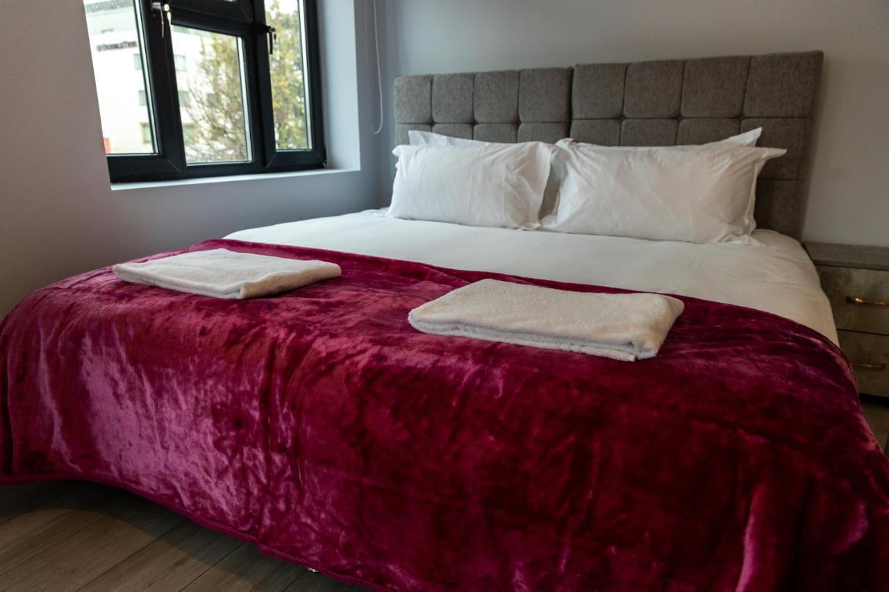 Cosy Flats Near Heathrow, Group Bookings Available With Parking Space Χάνσλοου Εξωτερικό φωτογραφία